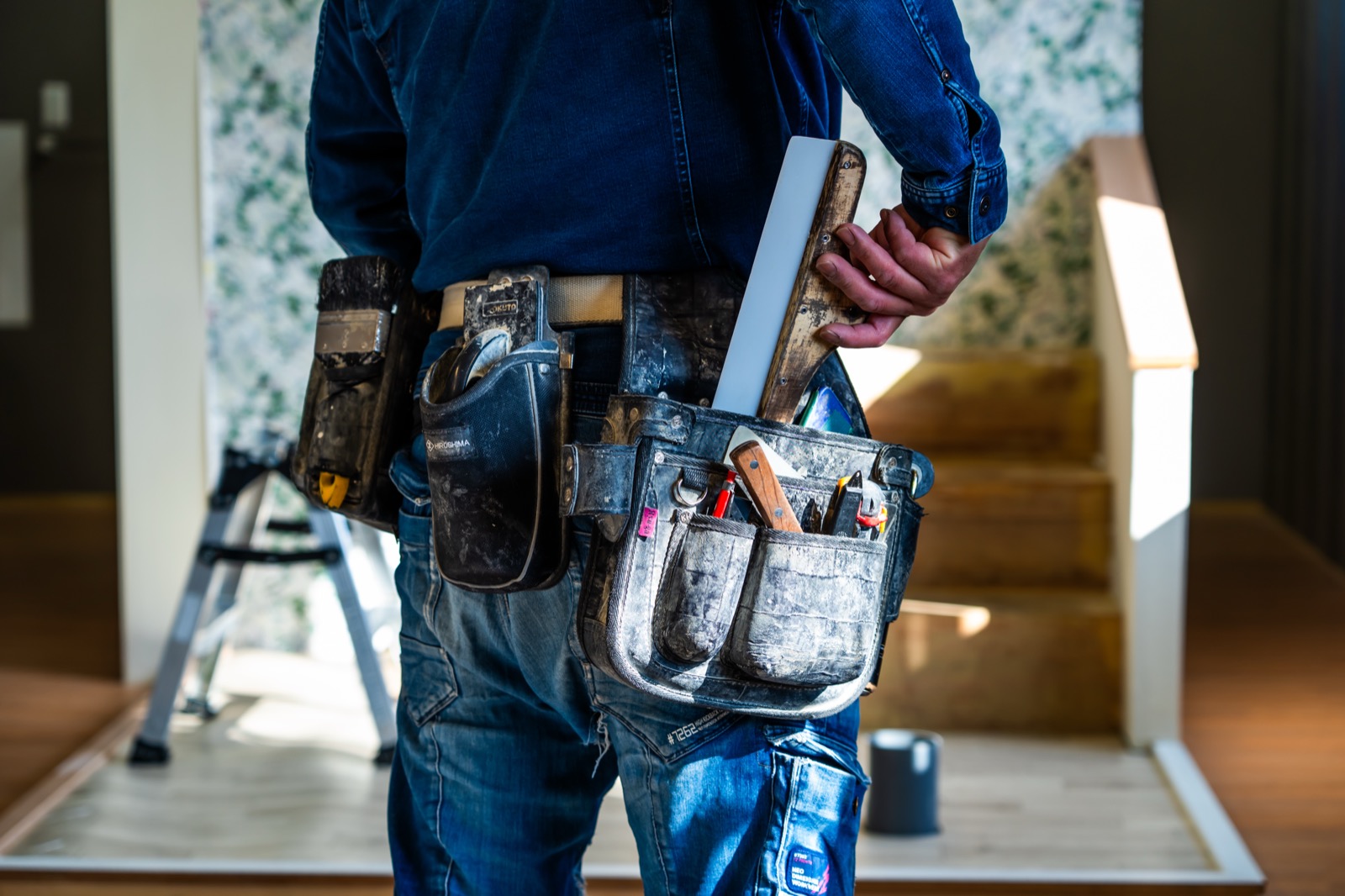 現場で工具を持つダイワ装飾のスタッフ